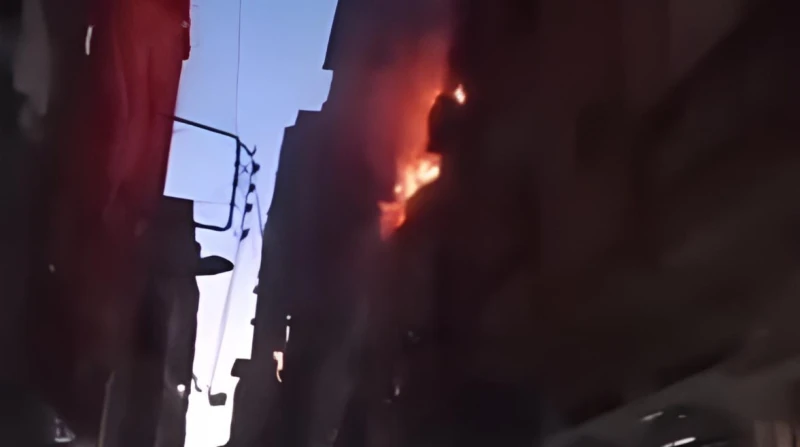 وفاة مسن ونجاة زوجته من حريق مروع في الوراق لقى مسن على المعاش مصرعه اختناقا بعد نشوب حريق بشقته بسبب ماس كهربائي بالوراق.تلقى اللواء هاني شعراوي