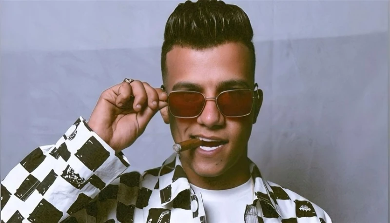 عصام صاصا يرتدي ملابس السجن افاق عربية - أطلق مغني المهرجانات المصري عصام صاصا أحدث أعماله الغنائية، بعنوان طيبة زمان عبر قناته الرسمية على يوتيوب. وعلق عبر حسابه على فيسبوك على بو