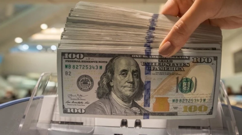 سعر الدولار اليوم الخميس.. كم بلغ قبل اجتماع المركزي؟ استقر سعر الدولار مقابل الجنيه المصري في مستهل تعاملات اليوم الخميس 26 ديسمبر 2024، داخل البنوك الحكومية والخاصة العاملة بالدو