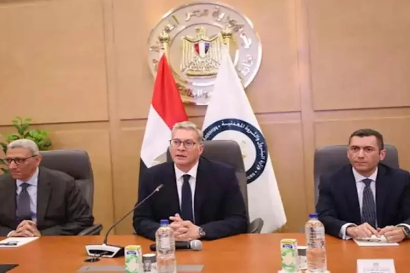 هيئة الثروة المعدنية تطرح مزايدة استثمارية للتنقيب عن رمل الكاولين والزجاج قال أحمد سعد الدين النائب الأول لرئيس مجلس النواب، إنه من الضروري توفير التقنيات الحديثة واستخدام الأقمار