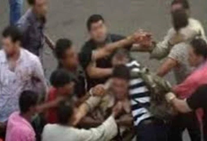 بسبب النسب، إصابة 5 أشخاص في مشاجرة بالدقهلية أصيب 5 أشخاص بإصابات وجروح خطيرة متفرقة بالجسم، جراء مشاجرة بالأسلحة البيضاء وقعت أحداثها بمركز المنزلة