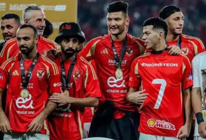 الأهلى يفتح خزائنه، المارد الأحمر يدفع 2 مليون دولار لشراء هذا اللاعب (تفاصيل) تعمل إدارة النادي الأهلي على تعزيز صفوف الفريق خلال فترة الانتقالات الشتوية المقبلة، بسبب كثرة الارتب