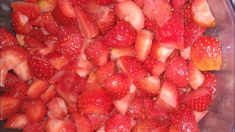 خاليكي ست بيت شاطرة طريقة تخزين الفراولة زي الفريش بالضبط دون تغير طعمها في شهر رمضان المبارك، تولي العائلات المصرية اهتماما كبيرا بتحضير وتوفير كافة المستلزمات الضرورية لهذا الشهر