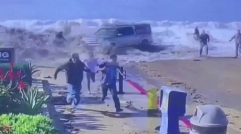 مشاهد مروعة.. عواصف وأمواج عاتية تسبب أضرارا جسيمة بشواطئ أمريكا شهد ساحل كاليفورنيا، لقطات درامية بعد أن تسببت العواصف الشتوية في المحيط الهادئ، في جلب أمواج عاتية جعلت رواد الشاط