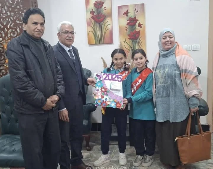 كتبت أمل عبد الرحيم استقبل الأستاذ أيمن موسى وكيل وزارة التربية والتعليم بالإسماعيلية ، وفدا من طلاب مدرسة أنور السادات الرسمية للغات ، صباح اليوم الخميس، للتهنئة بالعام الميلادي ا