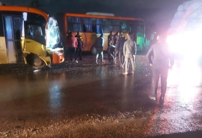 لسوء الأحوال الجوية، إصابة 7 أشخاص في حادث تصادم بالإسكندرية شهد طريق الإسكندرية القاهرة الصحراوي حادث تصادم مروع بين أتوبيس وسيارة نقل ثقيل تريللا في ساعة مبكرة من صباح اليوم الجم