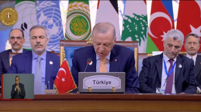 أردوغان: وضع خطة تعافي سريعة لاقتلاع الإرهاب من سوريا قال الرئيس التركي رجب طيب أردوغان، إنه يجب وضع خطة تضمن سرعة تعافي الشعب السوري وإعادة إعمار البلاد واقتلاع الإرهاب منها.وأكد