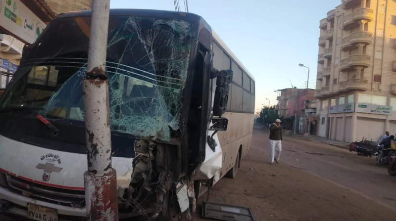 وفاة سيدة و3 أطفال أشقاء في حادث مأساوي بالبحيرة (صور) توفي 4 أشخاص من أسرة واحدة، بينما أصيب 3 آخرين بكسور وجروح وكدمات متفرقة بأنحاء الجسد، إثر وقوع حادث تصادم أتوبيس مع دراجة بخ