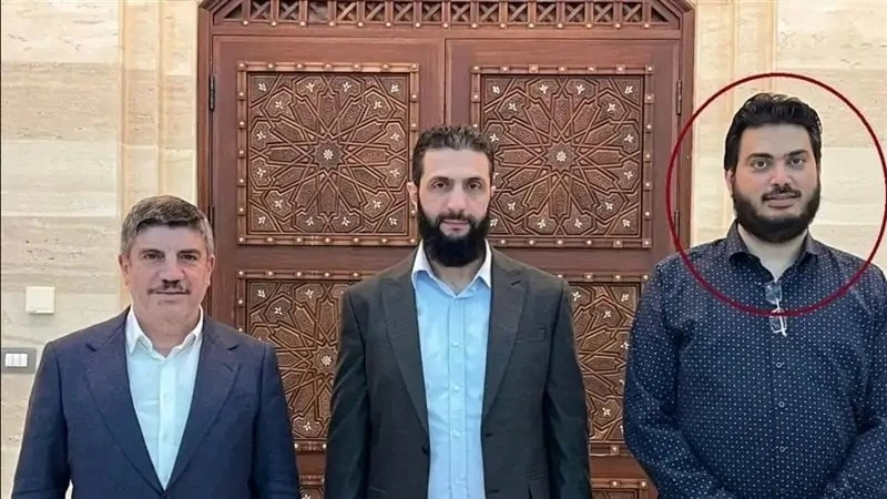 الجولاني يوجه رسالة إلى مصر بعد ظهور مطلوب أمنيا معه في صورة الجولاني , علق قائد هيئة تحرير الشام ، أحمد الشرع ، على ظهور الإرهابي محمود فتحي ، المطلوب في مصر بتهم تتعلق باغتيال ال