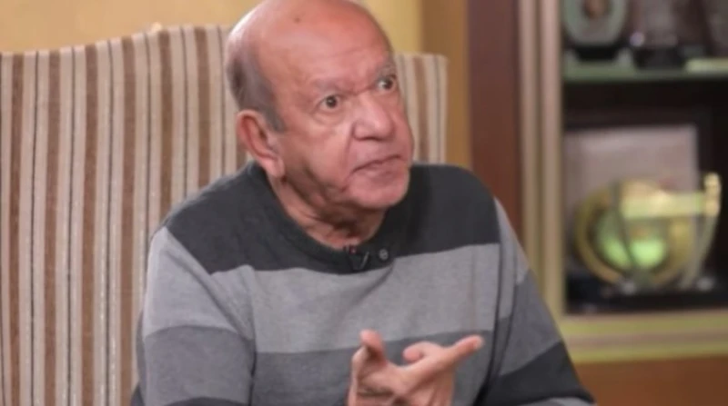 رغم حالته الصحية.. لطفي لبيب في عزاء نبيل الحلفاوي (فيديو) حرص الفنان لطفي لبيب على التواجد في عزاء الفنان الراحل نبيل الحلفاوي، على الرغم من حالته