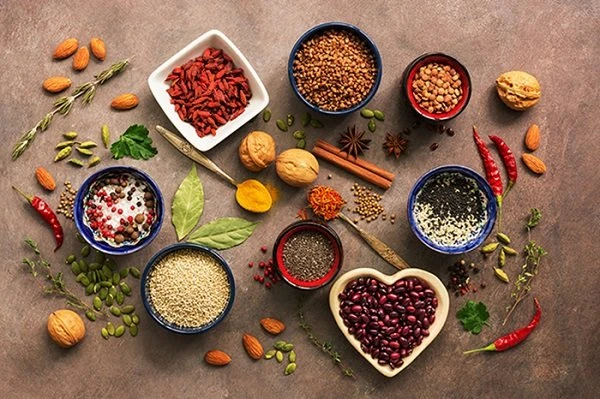 البقوليات تساعد على الشعور بالشبع وتساهم في فقدان الوزنتحتوي البقوليات على نسبة كبيرة من الألياف والمعادن والبروتينات التي يحتاجها الجسم.ويعتمد عليها كثيرون ممن يتبعون أنظمة غذائية