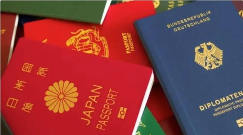 بسبور عربي يتفوق على أمريكا.. جواز سفر هذه الدولة يسيطر على العالم حافظت الإمارات على صدارة قائمة أقوى جوازات السفر في العالم لعام 2024، للعام الرابع على التوالي.ويعتمد هذا التصنيف