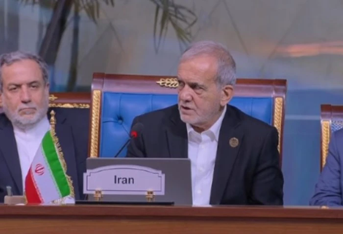 الرئيس الإيراني: ندعو لوجود حكومة مدنية تحترم كل أطياف الشعب السوري أكد الرئيس الإيراني، مسعود بزشكيان، أن الاحتلال الإسرائيلي قد توسع في عدوانه ليشمل الأراضي اللبنانية والسورية، م