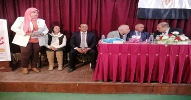 تغير المناخ وأثره على البيئة .. ندوة توعوية لتعليم قنا قنا ممدوح السنبسي تحت عنوان أثر تغير المناخ على البيئة نظمت مديرية التربية والتعليم بقنا ندوة تثقيفية وتوعوية موسعة بمسرح مدر