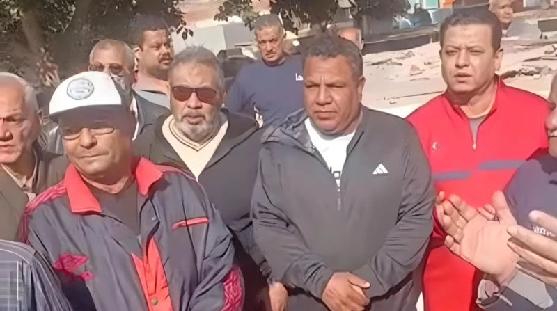 أهالي المحلة الكبرى يشيعون جثمان عمة اللاعب محمد النني شيع أهالي مدينة المحلة الكبرى بمحافظة الغربية، اليوم، جثمان سلوى النني، عمة اللاعب المصري محمد