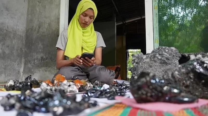 لها قدرات خارقة.. سقوط أجسام غريبة في تايلاند أثار زوجان تايلانديان الجدل مؤخرا، بعدما تساقطت أجسام غريبة على حديقتهما في فاتالونج، التي تقع بقرب الحدود الماليزية، بسبب تكهنات بالط