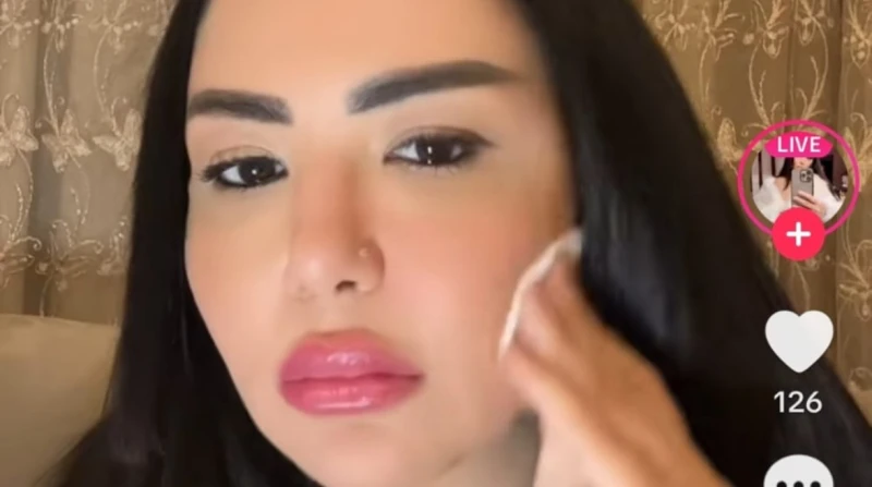 إيمان أيوب: أنا عملت فيلر بس.. ومحدش يدعي عليا عبرت الفنانة إيمان أيوب عن غضبها من ردود أفعال المتابعين على ظهورها التليفزيوني الأخير، وما تعرضت له من هجوم كبير. غضب إيمان أيوبوظهر