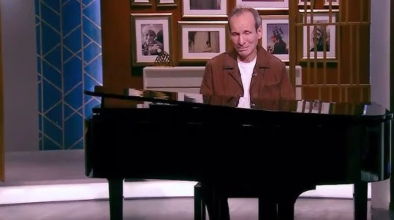 عمرو سليم: بصلح أجهزة كهربائية وبركب دراجات.. ومدحت صالح نور عيني كشف الموسيقار عمرو سليم، كواليس تعامله مع فقدانه البصر منذ ولادته، إذ يعد واحدا من المبدعين في عالم الموسيقى. قبلت