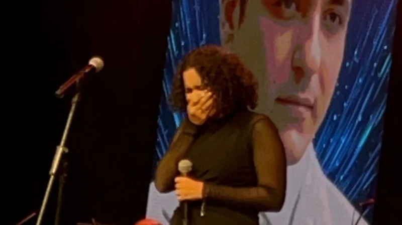 دموع ماس لن يراها محمد رحيم.. أصعب لحظة في حفل تكريم الملحن الراحل دخلت ماس ابنة الفنان الراحل محمد رحيم، في وصلة مطولة من البكاء خلال غنائها على