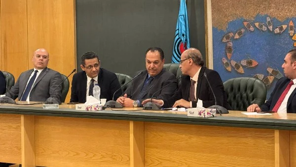 الصحفيين تستضيف سفير الكويت بالقاهرة نظمت لجنة الشئون العربية بنقابة الصحفيين، حوارا مفتوحا مع سفير دولة الكويت بالقاهرة السفير غانم صقر الغانم.ورحب نقيب الصحفيين خالد البلشي بسفير