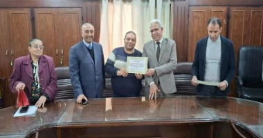 كتبت أمل عبد الرحيم كرم الأستاذ ايمن موسى وكيل وزارة التربية والتعليم بالإسماعيلية، بقاعة الاجتماعات بمديرية التربية والتعليم بالإسماعيلية الفائزين في المسابقة الثقافية المسيحية وع