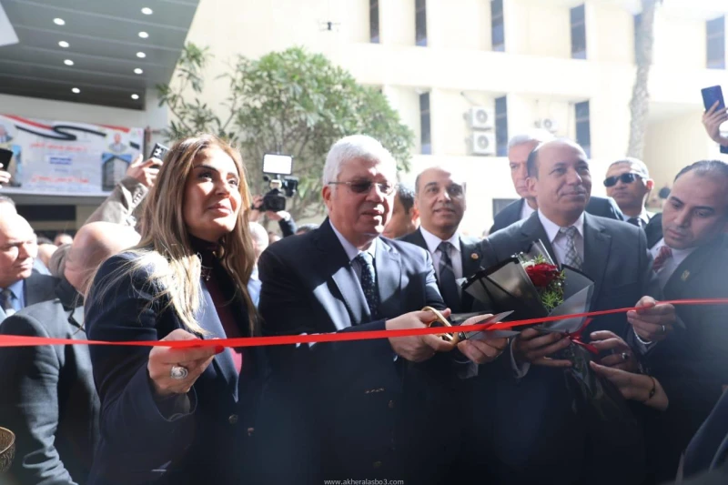 وزير التعليم العالي ورئيس جامعة المنصورة يفتتحان مركز زراعة الكبد بجامعة المنصور متابعة زينب مصطفي افتتح د.أيمن عاشور وزير التعليم العالي والبحث العلمي، ود.شريف خاطر رئيس جامعة الم