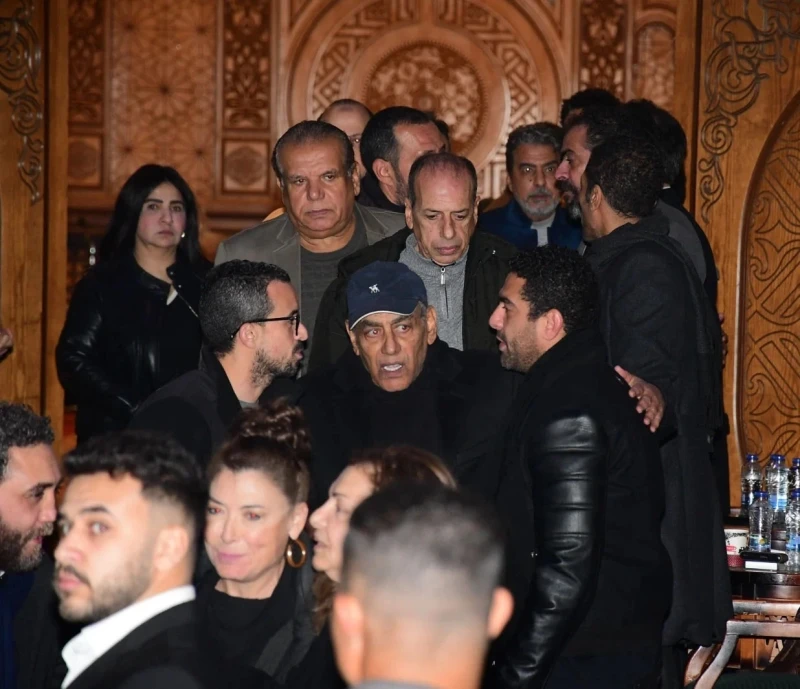 نجوم الفن يحتشدون في عزاء نبيل الحلفاوي (صور) افاق عربية - أقيم مساء أمس (الثلاثاء) عزاء للفنان الراحل نبيل الحلفاوي، في مسجد الشرطة بالشيخ زايد، وسط