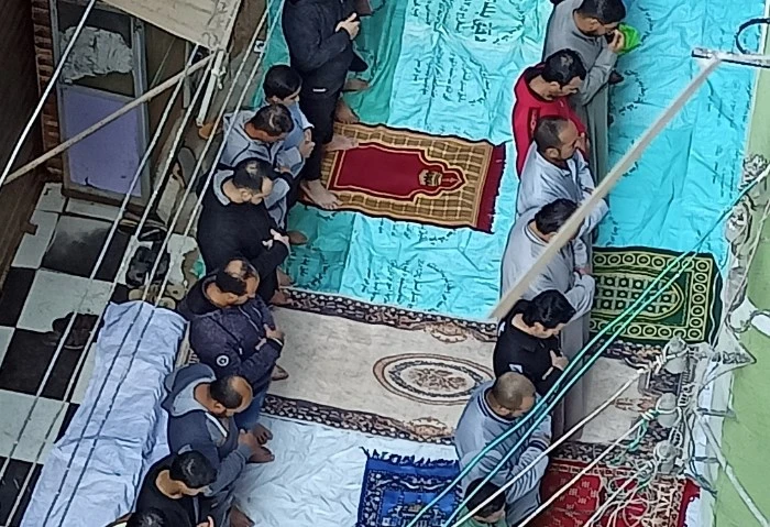 أهالي قرية الرجدية بالغربية يشيعون جثامين 4 شباب ضحايا حادث بيارة الصرف الصحي بشبين الكوم في مشهد جنائزي مهيب، شيع الآلاف من أهالي قرية الرجدية