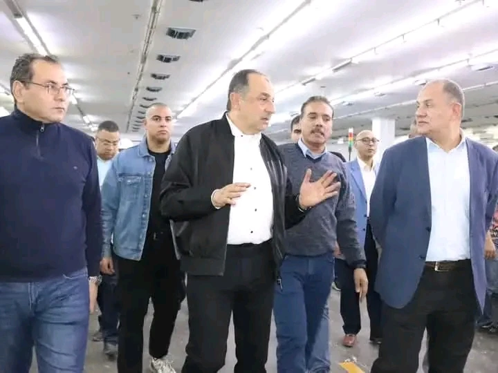 وزير قطاع الأعمال فى جولة ميدانية موسعة بشركة غزل المحلة لمتابعة مشروع التطوير كتب:- محمد سراج الدين شحاتة قام المهندس محمد شيمى وزير قطاع الأعمال العام صباح اليوم بجولة ميدانية مو
