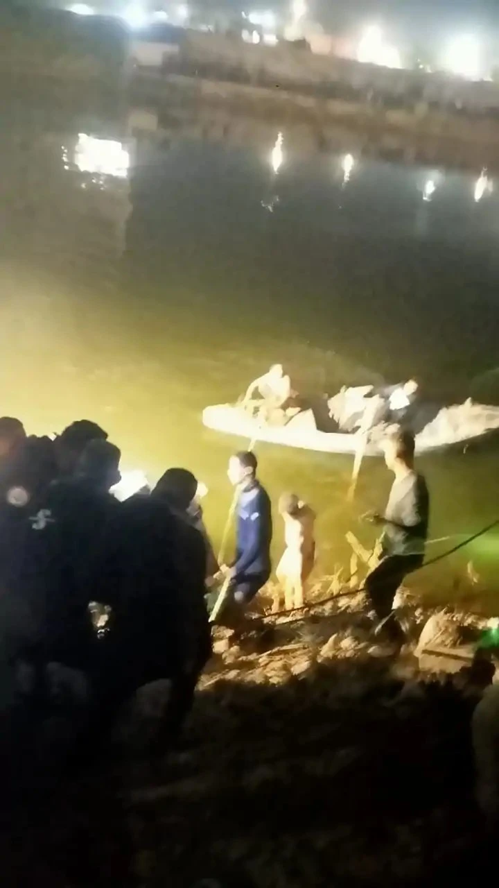 تفاصيل كواليس اللحظات الأخيرة ل شريهان أحدى ضحايا حادث ميكروباص أسيوط ضحت بنفسها لإنقاذ ابنتيها في ساعات الفجر الأولى من صباح اليوم الأربعاء شيع الآلاف من أهالي مركز ديروط بمحافظة 