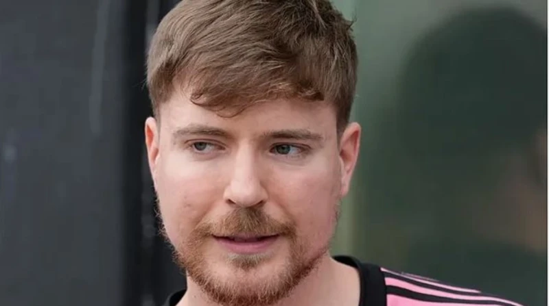 صائد أشباح الأهرامات يثير الجدل ب100 ساعة.. من هو مستر بيست؟ أثار تصريح صانع المحتوى المدون الأمريكي المشهور، جيمس ستيفن دونالدسون، المعروف بمستر بيست ، بأنه استأجر أهرامات الجيزة 