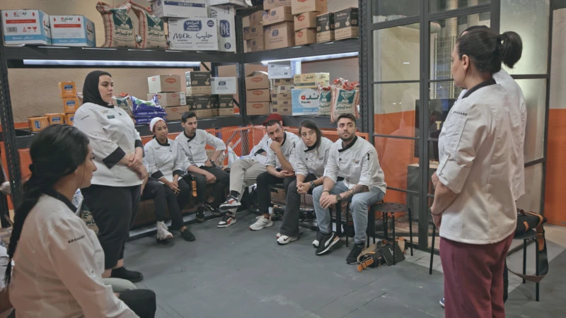 المشتركون يتوزعون على فرق ثلاثية لتحضير أطباق نجمها الأعشاب البرية، وانضمام الشيف غريغوار بيرغر لطاولة التحكيم في الحلقة الثالثة من الموسم الثامن من توب شيف على 1 و العراق منذ المو