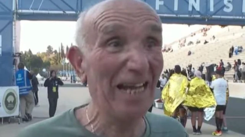 شغفه بدأ في ال73.. ثمانيني يبهر العالم بأرقامه في الجري في إنجاز ملهم، أنهى رجل مسن يبلغ من العمر 88 عاما ماراثونا كاملا بطول 26.2 ميلا، متحديا الصعاب بإصراره وعزيمته، ليثبت أن الط