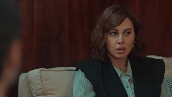 بعد القبض على خالد عطا الله.. ياسمين رئيس مديرة البنك في رقم سري شهدت أحداث الحلقة 25 من مسلسل رقم سري تولى لقاء والتى تجسد شخصيتها ياسمين رئيس منصب إدارة البنك بعد القبض على مدير 