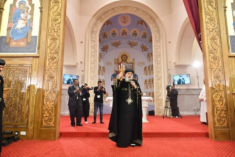 بالصور استقبال البابا تواضروس الثاني بالزغاريد ويتفقد طوابق كنيسة العذراء والبابا كيرلس بأغاخان ويلتقي بكهنة الكنائس الثلاث بالصور استقبال البابا