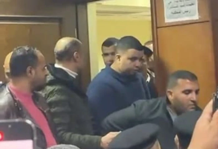 إخلاء سبيل شقيق عصام صاصا من قسم الجيزة بعد إيقاف تنفيذ حكم التزوير قررت محكمة جنايات القاهرة، اليوم، إخلاء سبيل شقيق المطرب الشعبي عصام صاصا، بعد