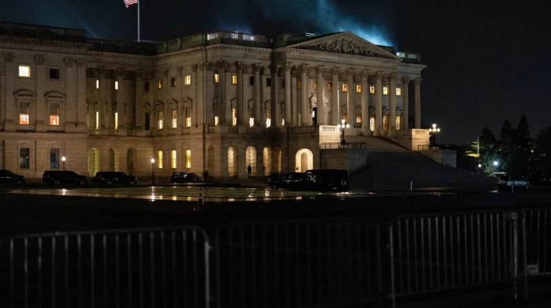 الشيوخ الأمريكي يمرر قانونا لتجنب الإغلاق الحكومي أقر مجلس الشيوخ الأمريكي خلال الساعات الأولى من صباح اليوم، مشروع قانون من شأنه تجنيب أكبر اقتصاد