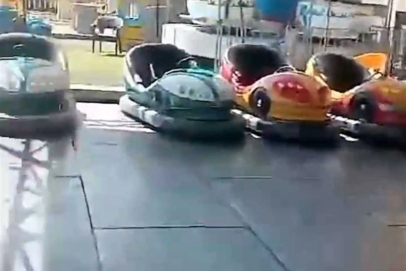 العداد تاتش ومش متوصل.. الكهرباء توثق ضبط سرقة تيار داخل حديقة عامة (فيديو) حصلت أفاق عربية على تسجيل فيديو، يوضح تفاصيل ضبط سرقة التيار الكهربائي بأحد الحدائق العامة في محافظة الم