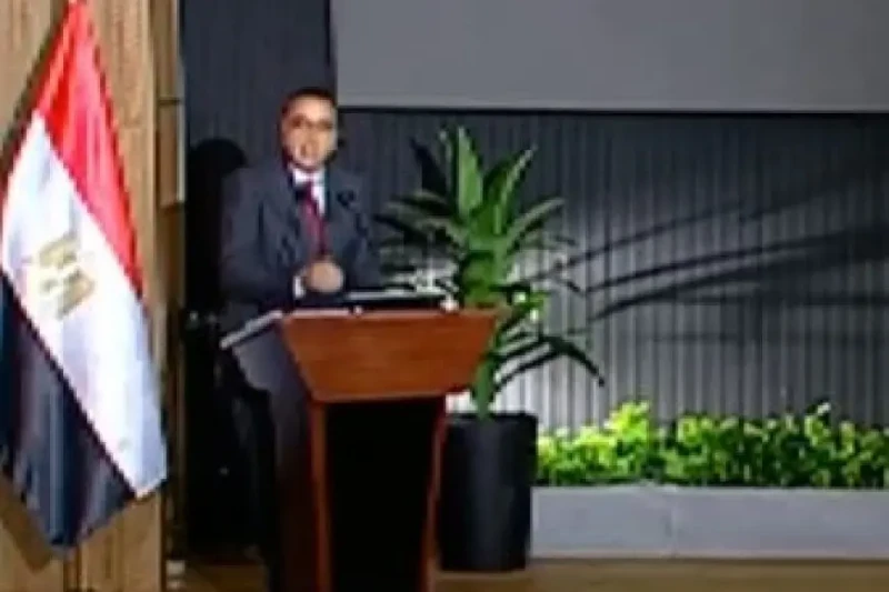 متحدث الوزراء يوضح حالة مدبولي بعد تعرضه لوعكة صحية أثناء المؤتمر الصحفي أصيب د. مصطفى مدبولي، رئيس الوزراء، بحالة دوار خلال المؤتمر الصحفي الأسبوعي بعد اجتماع مجلس الوزراء، لكنه ت