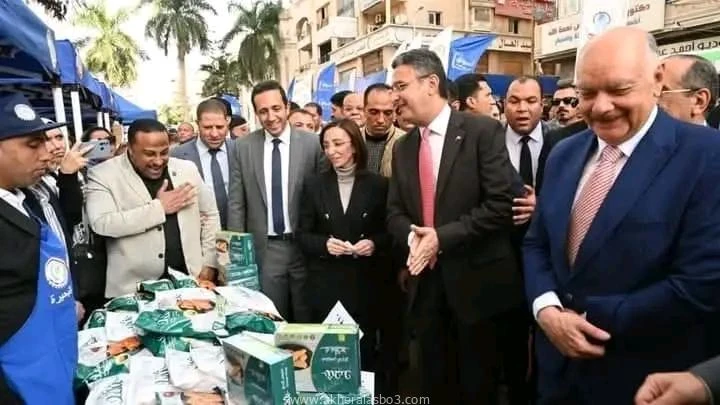 الغرفة التجارية بالبحيرة تفتتح سوق اليوم الواحد تحت شعار منتجات بلدنا .. لايد ولادنا قام بافتتاح السوق اليوم الدكتور شريف فاروق، وزير التموين