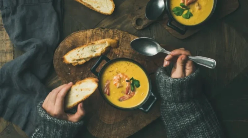 لماذا يزيد شعورنا بالجوع في فصول الشتاء الباردة؟ مع قدوم فصل الشتاء، يلاحظ الكثير منا زيادة الشعور بالجوع وتناول الطعام بكميات أكبر مقارنة بباقي الفصول، هذا التغير ليس مجرد صدفة، ب