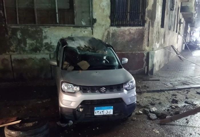 سقوط بلكونة على سيارة بسبب الأمطار في الإسكندرية شهدت منطقة كليوباترا على البحر في الإسكندرية حادثا غريبا، حيث سقطت بلكونة أحد العقارات على سيارة