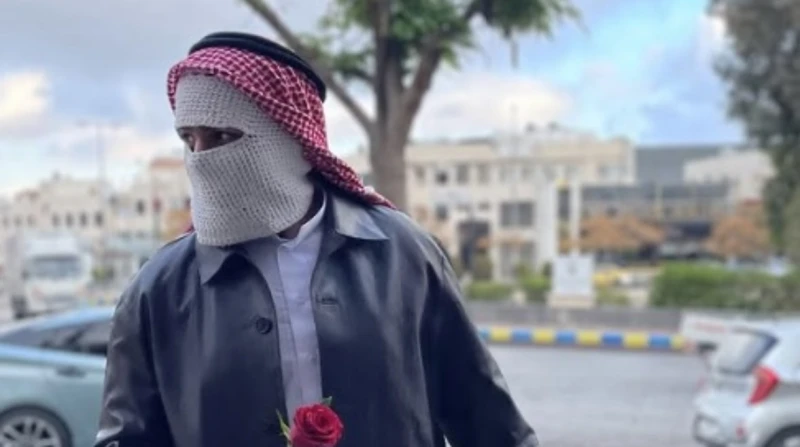 توو ليت بالقناع والعقال استعدادا لحفله في عمان شوق المغني توو ليت جمهوره في الأردن للحفل الموسيقي الكبير الذي يقام مساء اليوم بالعاصمة الأردنية