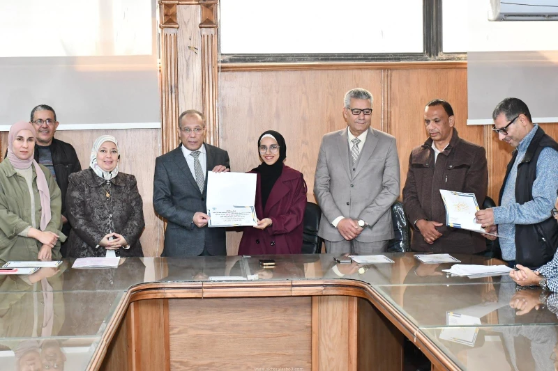 كتبت أمل عبد الرحيم نظمت جامعة قناة السويس حفلا لتكريم الطلاب الفائزين في مسابقة الطالب والطالبة المثاليين ومسابقة الشطرنج. وفي ذاك السياق هنأ الدكتور ناصر مندور، رئيس الجامعة، الط