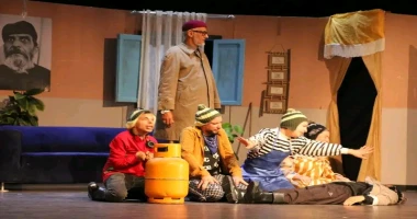 قولوا حيه عليا نا على خشبة المسرح الشعبي بمهرجان المسرح الكوميدى ريم العبدلي -ليبيا وتختم العروض المسرحية بمسرحية قولوا حيه عليا نا بإخراج حسين عبدالهادي تنفيذ حسين ميكائيل معالجة