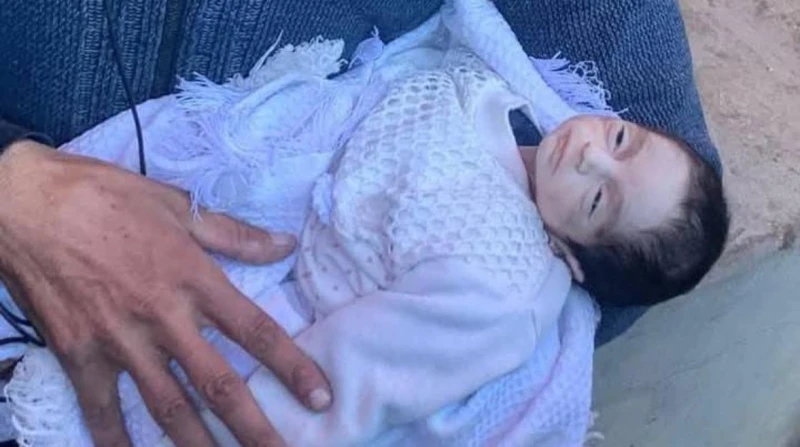 معاناة أطفال غزة.. جمعة البطران نجا من القصف فنهش جسده الصقيع رغم ارتداؤه ملابس قطنية ثقيلة، إلا أنها لم تحم الرضيع جمعة البطران من البرد القارس، فأقمشة خيام نازحي غزة بالية، لا تس