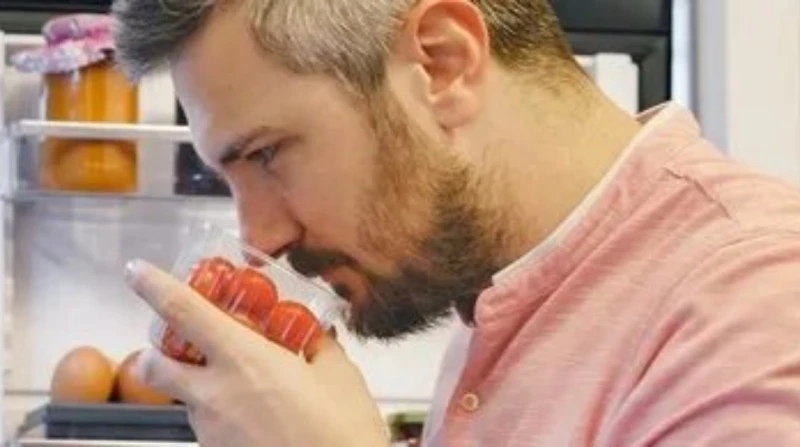 بعد معاناة عائلة بأسيوط.. كيف تحمي نفسك من التسمم الغذائي؟ فتحت واقعة تعرض عائلة بأكملها للتسمم الغذائي بأسيوط، باب الحديث عن الإجراءات الوقائية التي يجب اتباعها حفاظا على أرواح ال