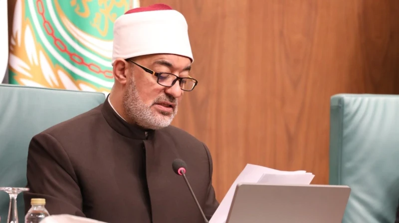 المفتي: اللغة العربية أساس لفهم الدين وإقامة الشعائر أكد مفتي الجمهورية ورئيس الأمانة العامة لدور وهيئات الإفتاء في العالم نظير عياد، أن الاحتفال