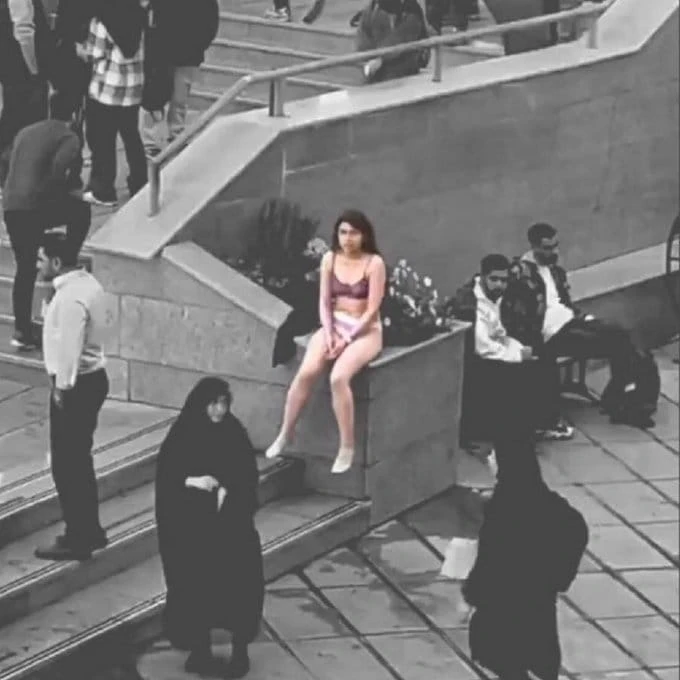 تعرف على قصة فيديوهات البنت الإيرانية التي قلبت مواقع التواصل الاجتماعي في إيران، وتعرف على رد الفعل على الحادثة، وماذا عن مشاهدة مقطع البنت الايرانيه كامل؟ فيديوهات البنت الإيراني