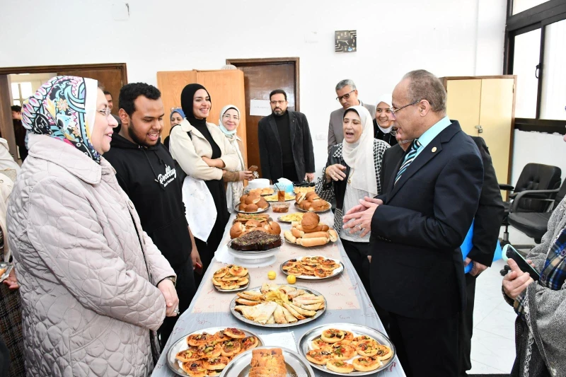 كتبت أمل عبد الرحيم أشاد الدكتور ناصر مندور رئيس جامعة قناة السويس بما قدمه طلاب قسم الاقتصاد المنزلي من أعمال متميزة خلال المعرض الذي نظمته كلية التربية، يوم الثلاثاء الموافق 17 د